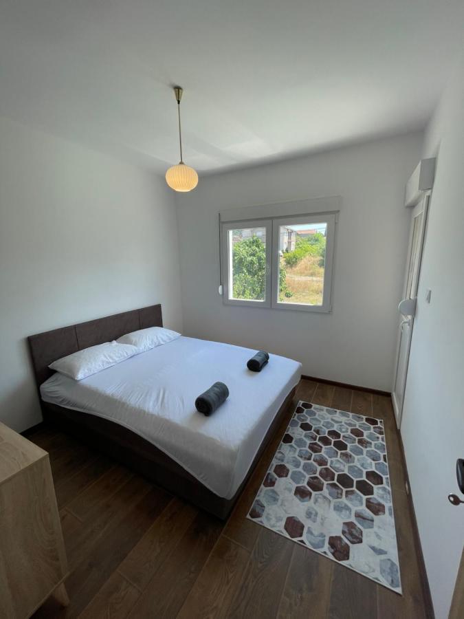 Entire 1-Bedroom Apartment With Free Parking Podgoriţa Exterior foto