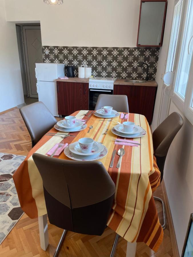 Entire 1-Bedroom Apartment With Free Parking Podgoriţa Exterior foto